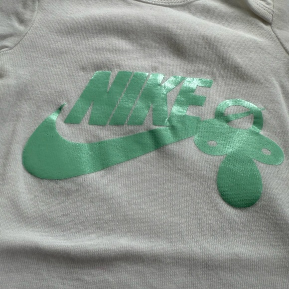 *Circuit Made* 3-6M Gerber Bodysuits with Fun Nike/Paci Design - Picture 3 of 8